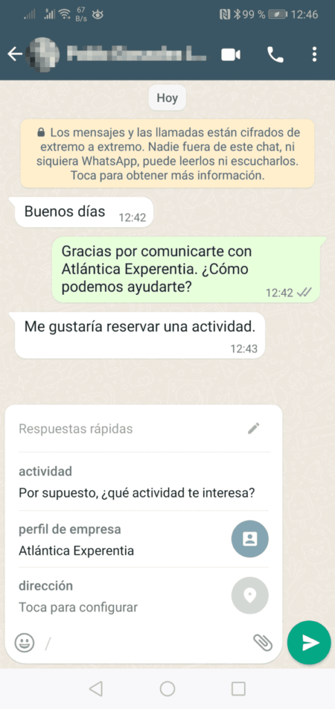Atencio o servicio al cliente por WhatsApp. Conversación entre cliente y empresa.